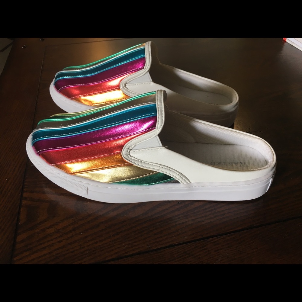 Rainbow slippers ‘Wanted’